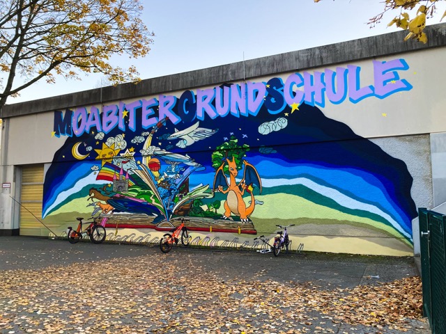 Bemalte Wand mit Moabiter Grundschule Schriftzug